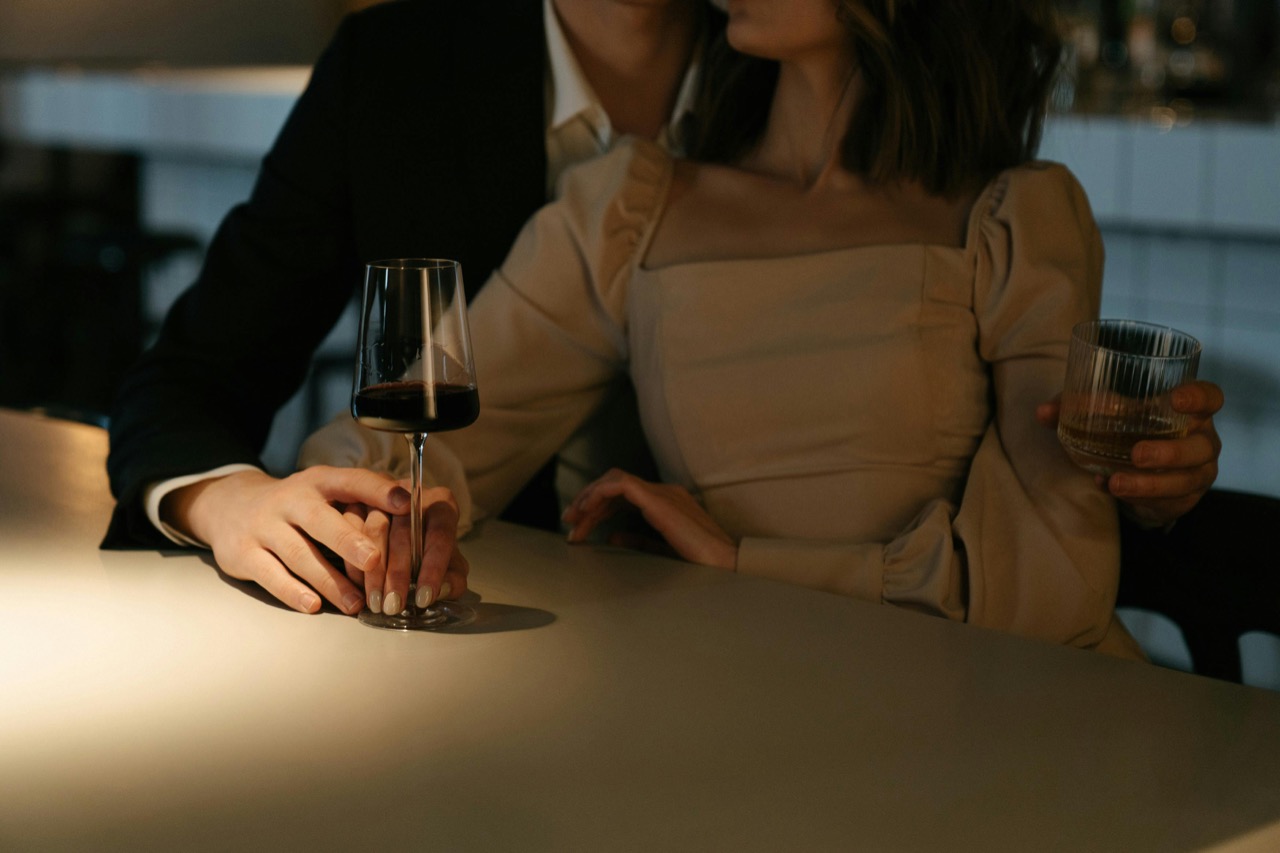 two-people-luxury-date-drinking-wine